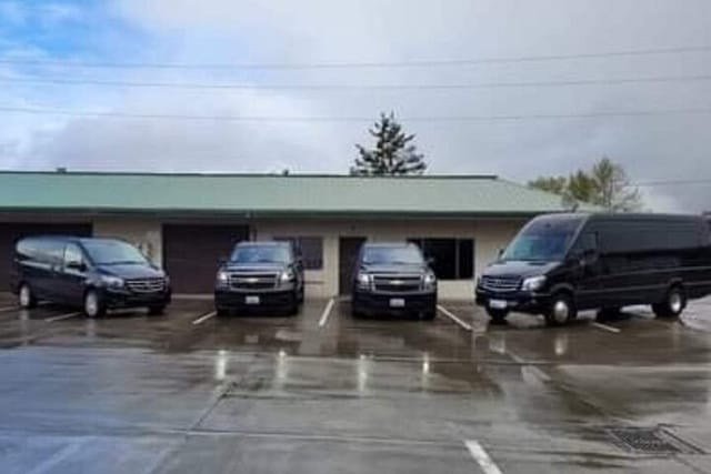 SEATTLE AIRPORT TRANSPORTATION in SUV - Photo 1 of 5